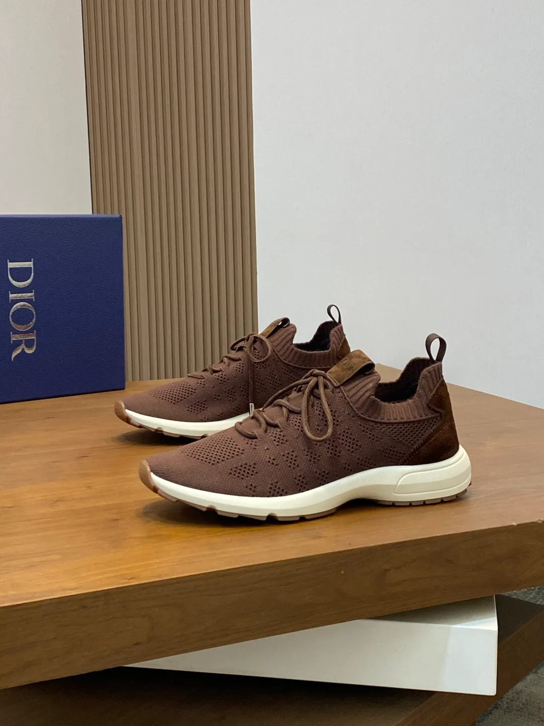 Ex-factory price: 580💰Dior’s latest men’s fashion sneakers. This item draws inspiration from retro jogging shoes. Featuring a thick, low-top design, it features a mesh fabric upper and an ultra-light rubber foam sole. The side is decorated with an embossed "Di~r" logo. Code number: 39-44 (order 38, 45, 46)